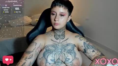 Snapshot of tatoo_girl chatting on 25, 10, 2025 jess online show from 25, 10, 2025