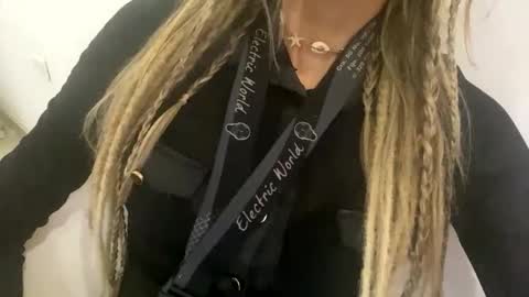 Snapshot of tattofoxx__ chatting on 20, 10, 2025 Tatto Fox online show from 20, 10, 2025