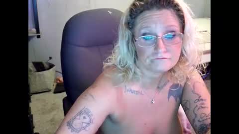 Lisa Lovely online show from 22, 1, 2025