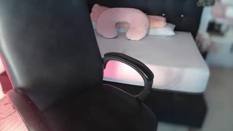 Snapshot of taylor_dolll chatting on 2, 10, 2025 Taylor 3 online show from 2, 10, 2025