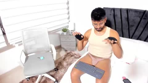 Snapshot of taylormaccurdy_ chatting on 8, 10, 2025 taylormaccurdy_ online show from 8, 10, 2025