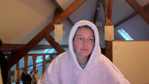 theofficialqueen online show from 12, 4, 2026