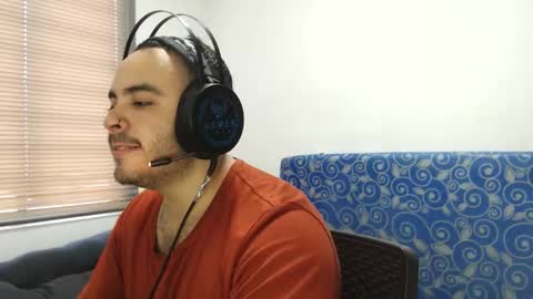 Snapshot of thiagohot_xx chatting on 18, 12, 2025 Thiago online show from 18, 12, 2025