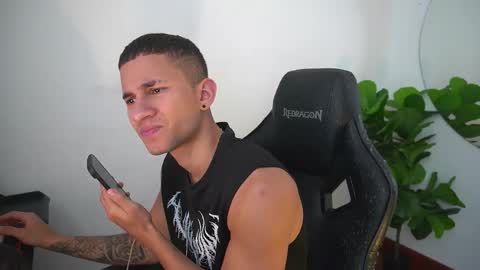 Snapshot of thin_tommy11 chatting on 22, 12, 2025 thin_tommy11 online show from 22, 12, 2025