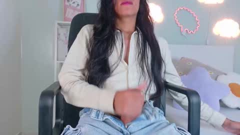 Snapshot of tiana_cinnamon chatting on 16, 10, 2025 TIANA online show from 16, 10, 2025