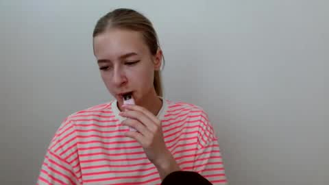 Snapshot of tiarasmile chatting on 3, 7, 2026 Tiara online show from 3, 7, 2026