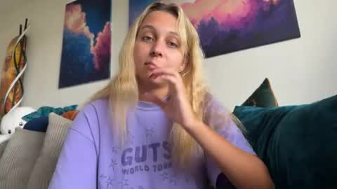 Tiffstreatsxoxo online show from 13, 7, 2026