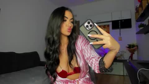 Snapshot of tina_kart3r chatting on 15, 12, 2025 Andreea online show from 15, 12, 2025