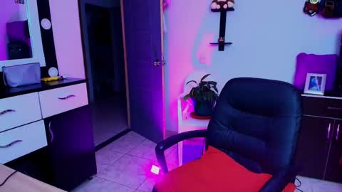 I AM BELLA  ----------- follow my  IG  TINNS 69 online show from 8, 1, 2025