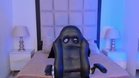 Snapshot of tiny_thomm chatting on 14, 2, 2026 Thomm Independent Model online show from 14, 2, 2026