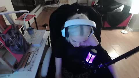 stage Kylie Sinner  brand CLITBAIT online show from 8, 2, 2025