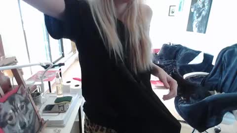 stage Kylie Sinner  brand CLITBAIT online show from 8, 2, 2025