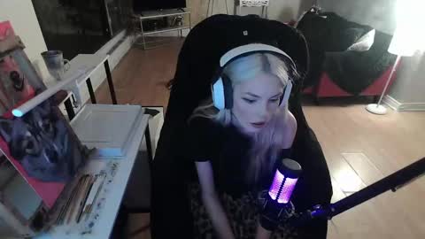 stage Kylie Sinner  brand CLITBAIT online show from 9, 2, 2025