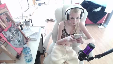 stage Kylie Sinner  brand CLITBAIT online show from 10, 2, 2025