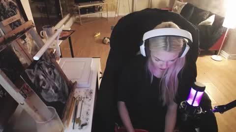 stage Kylie Sinner  brand CLITBAIT online show from 14, 2, 2025