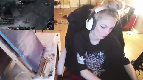 stage Kylie Sinner  brand CLITBAIT online show from 20, 2, 2025