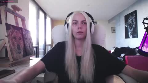 stage Kylie Sinner  brand CLITBAIT online show from 13, 9, 2025