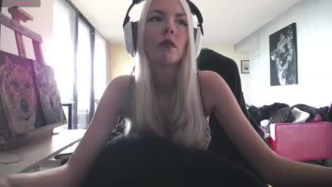 stage Kylie Sinner  brand CLITBAIT online show from 14, 9, 2025