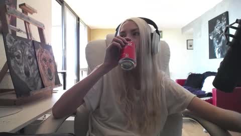 stage Kylie Sinner  brand CLITBAIT online show from 4, 10, 2025