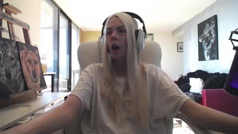 stage Kylie Sinner  brand CLITBAIT online show from 11, 10, 2025