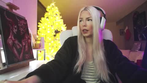 stage Kylie Sinner  brand CLITBAIT online show from 21, 12, 2025