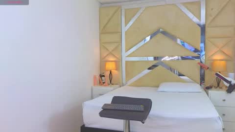 Tiphani Walker online show from 28, 11, 2025