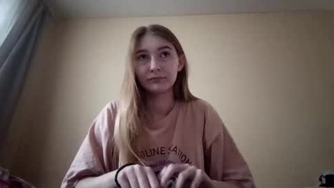 Hi Im Carry 18 years old online show from 14, 11, 2025