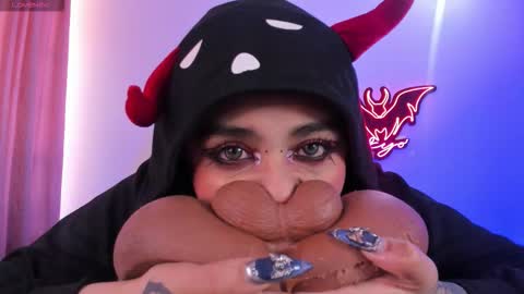   Independent model online show from 11, 9, 2025