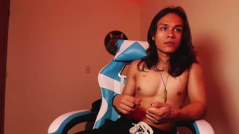 Snapshot of tom_1945 chatting on 19, 10, 2025 tom online show from 19, 10, 2025