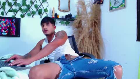 Snapshot of tommy_hotguy chatting on 11, 9, 2025 tommy online show from 11, 9, 2025