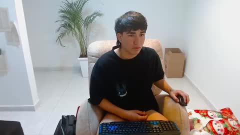 Snapshot of tomy337271 chatting on 15, 12, 2025 tomy337271 online show from 15, 12, 2025