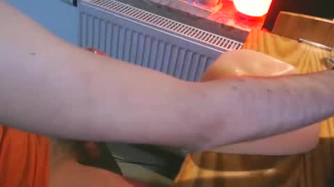 toohugeandstonedxoxo online show from 12, 9, 2025