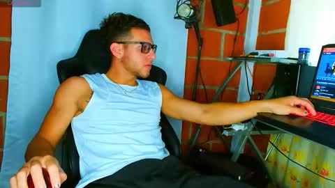 Snapshot of travisdiamonds chatting on 4, 11, 2025 TRAVIS. online show from 4, 11, 2025