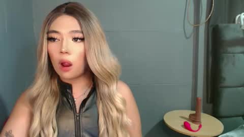 trexie_fucks15 online show from 27, 10, 2025