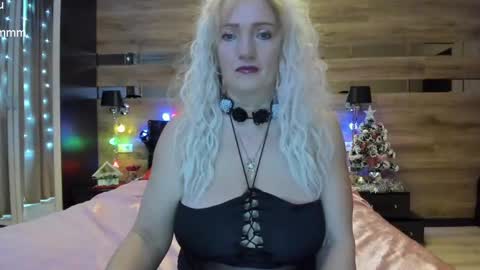 Snapshot of truefoxyyy chatting on 4, 1, 2025 Fox online show from 4, 1, 2025