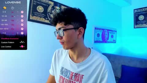 Snapshot of tylerwhiite_ chatting on 10, 1, 2025 online show from 10, 1, 2025