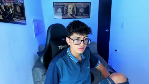 Snapshot of tylerwhiite_ chatting on 4, 3, 2025 online show from 4, 3, 2025