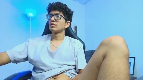 Snapshot of tylerwhiite_ chatting on 10, 9, 2025 online show from 10, 9, 2025
