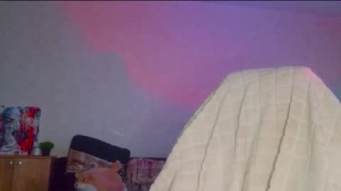 Snapshot of uhm_vickie chatting on 19, 12, 2025 Vickie online show from 19, 12, 2025