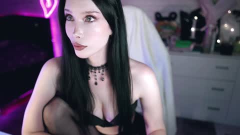 Izzy    online show from 8, 1, 2025