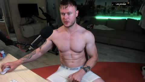 Snapshot of ukgymboy chatting on 31, 5, 2026 James Iron online show from 31, 5, 2026