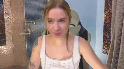 Snapshot of uvrays999 chatting on 19, 10, 2025 Leila online show from 19, 10, 2025