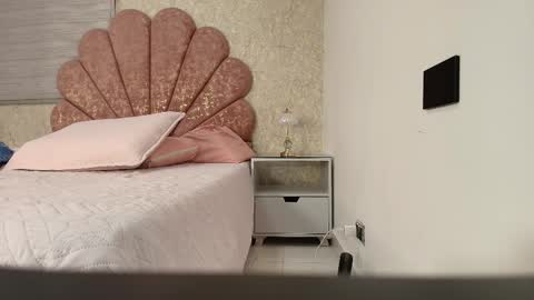 Vaiolet colls online show from 1, 2, 2026