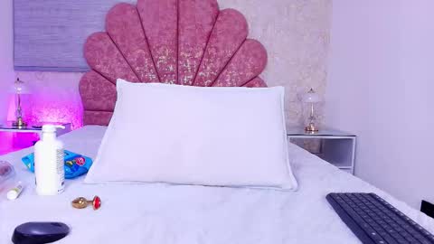 Vaiolet colls online show from 15, 2, 2026