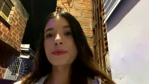 Snapshot of valeria_mendozza chatting on 1, 1, 2025   online show from 1, 1, 2025