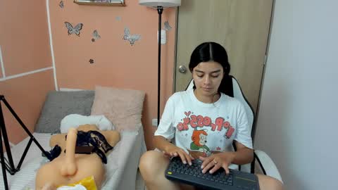 Snapshot of valerihouse chatting on 28, 12, 2024 Juli C online show from 28, 12, 2024