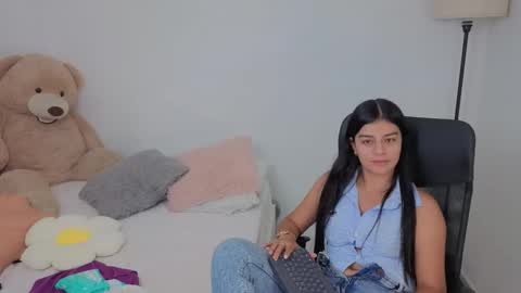 Snapshot of valerihouse chatting on 4, 10, 2025 Juli C online show from 4, 10, 2025