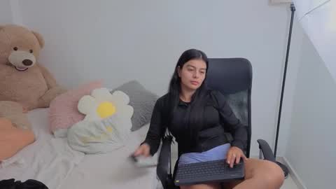Snapshot of valerihouse chatting on 8, 10, 2025 Juli C online show from 8, 10, 2025