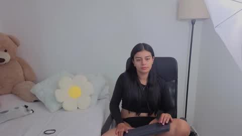 Snapshot of valerihouse chatting on 9, 11, 2025 Juli C online show from 9, 11, 2025