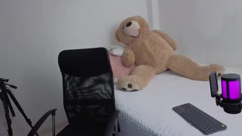 Snapshot of valerihouse chatting on 21, 12, 2025 Juli C online show from 21, 12, 2025